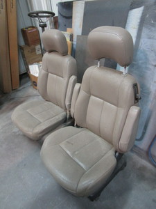 lot 284 image: (2) Minivan Seats