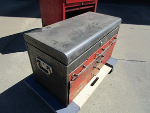 lot 139-B image: Redline Tool Box