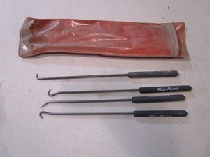 lot 117 image: Snap On Pick Set