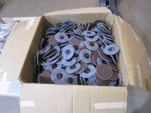 lot 175 image: Large Box of 3M Roloc Sanding Discs