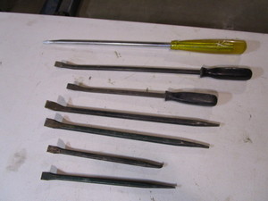 lot 200 image: Pry Bars