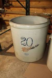lot 41 image: Red Wing #20 Ceramic Pot