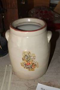 lot 52 image: Pot
