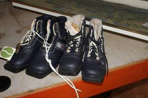 lot 144 image: Lot of (2 Pair) 38-39 Mens, Womens Ski Boots