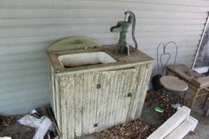 lot 209 image: Vintage Vanity Sink w Faucet
