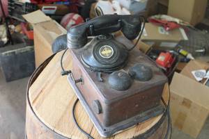 lot 86 image: Vintage Hand-Crank Telephone