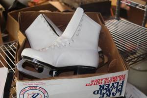 lot 97 image: Lake Placid Flyer Size 9 Womens Ice Skates (New In Box )