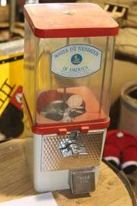 lot 123 image: Table-Top Gumball Machine