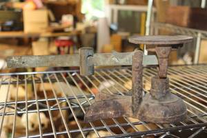 lot 162 image: Vintage Metal Table Scale