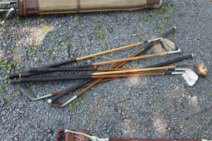 lot 187 image: Lot of (8) Vintage Wood Handle Golf Clubs