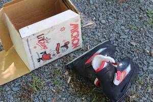 lot 191 image: Vintage Micron Boys Ice Skates (in box)