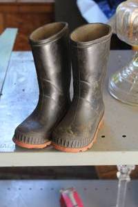 lot 244 image: Size 6 Childrens Duck Boots