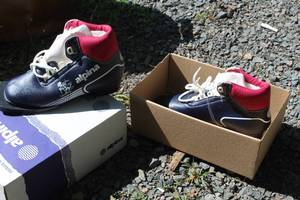 lot 322 image: Alpina Junior 75 Size 34EU Ski Boots (in box)