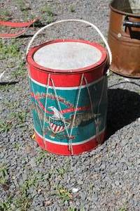 lot 326 image: Vintage Metal Decorative Tin