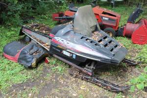 lot 5 image: 1985 Polaris Indy 400 Snowmobile