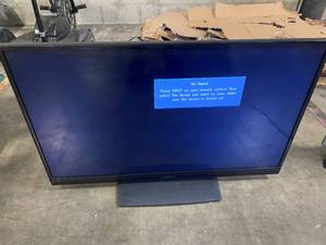 Insignia - 39 Class (38-12 Diag.) - LED - 1080p - 60Hz - HDTV Model NS-39D40SNA14 (LIKE NEW CONDITION)