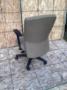 Rolling chair with arms