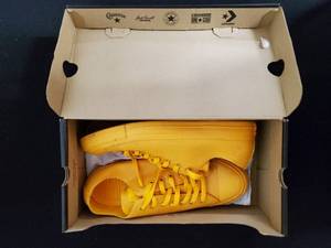 lot 212 image: Converse Chuck Taylor All Star Ox