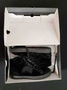 lot 215 image: Zara Man