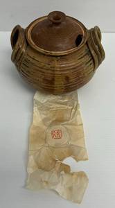 lot 1 image: Vintage Oriental Pot With Lid & Rice Paper With Stamp Makers Mark