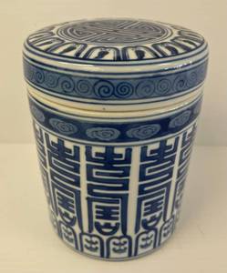 lot 46 image: Vintage Blue And White Ginger Jar With Lid 7x 5 14 (No Cracks Or Chips)