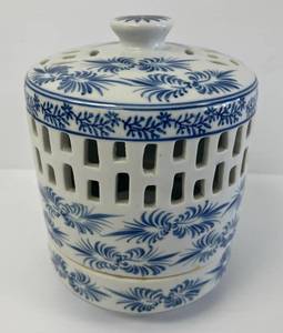 lot 48 image: Vintage Oriental Themed Blue And White CandleIncense Burner 8x 6 (No Cracks Or Chips)