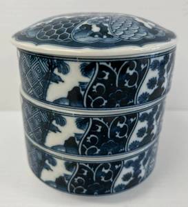 lot 63 image: Vintage Fuji Japan  Blue & White Porcelain Jubako Bento Stacking Lunch Box Three Tier With Lid 5 12 x 5 (No Cracks Or Chips)