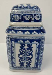 lot 70 image: Vintage Japanese Porcelain Blue & White Ginger Jar With Lid 9 x 5 (No Cracks Or Chips)