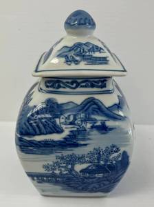 lot 73 image: Oriental Themed Blue And White Ginger Jar With Lid 8 x 4 12 (No Cracks Or Chips)