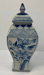 lot 76 image: Blue & White Porcelain Ginger Jar With Oriental Theme 8 12 x 3 12 (No Cracks Or Chips)