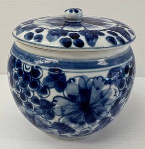 lot 87 image: Vintage Blue & White Floral Patterned Vase With Lid 6 x 7