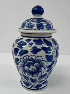 lot 89 image: Small Blue And White Floral Patterned Vase With Lid 6 x 3 12
