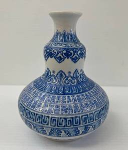 lot 95 image: Vintage Blue And White Japanese Porcelain Vase With Oriental Theme 7 x 5