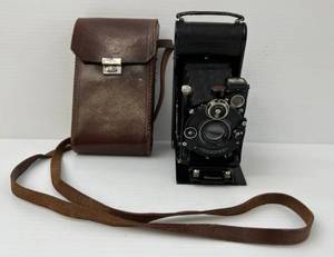 lot 99 image: 1920s Contessa Nettel Folding Camera With Case