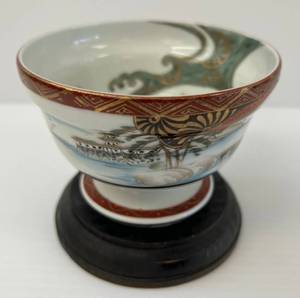 lot 100 image: Vintage Japanese Porcelain Oriental Themed Bowl The With Wood Pedestal  3 12 x 4 34 (No Cracks Or Chips)