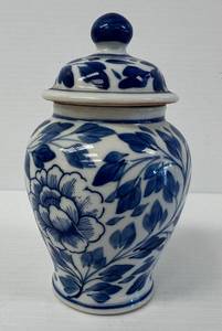 lot 114 image: Small Japanese Porcelain Oriental Themed Ginger Jar With Lid 6 x 3 34 (No Cracks Or Chips)