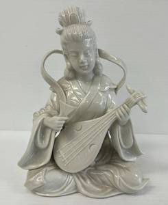 lot 123 image: Vintage OMC Japanese Porcelain Statue 8 (No Cracks Or Chips)