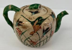 lot 135 image: Vintage Japanese Porcelain Tea Pot With Oriental Design (Crazing Present) 4 14 x 5 34
