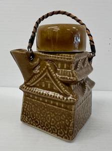 lot 137 image: Vintage Japanese Porcelain Tea Pot With Oriental Design With Cup  2 12 x 2 12 x 4