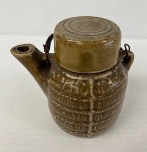 lot 139 image: Vintage Japanese Porcelain Tea Pot With Oriental Design With Cup  3 34 x 4