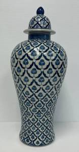 lot 204 image: Large Japanese Porcelain Vase With Lid Blue And White Oriental Floral Design 16 x 7 (No Cracks Or Chips)