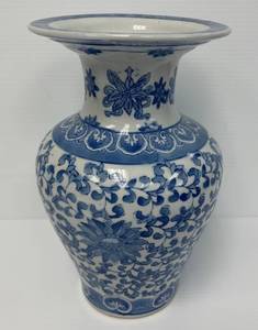lot 207 image: Japanese Porcelain Blue & White Oriental Floral Design Vase 11 34T x 7 (No Cracks Or Chips)