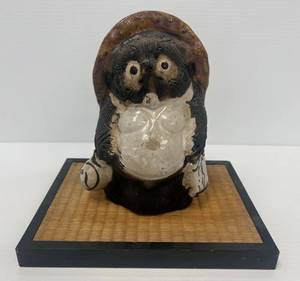 lot 224 image: Vintage Japanese Pottery Figurine With Artist Signature 8 With Base (No Cracks Or Chips)