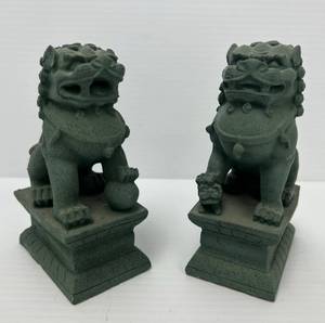 lot 242 image: Pair Of Small Oriental Foo Dogs 5 12 x 3 14 x 2 (No Cracks Or Chips)