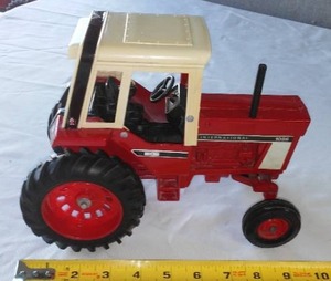 lot 4 image: International Harvester 1086 ERTL Tractor.