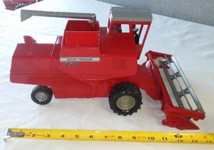 lot 5 image: M.F. 860 Combine ERTL No. 1883
