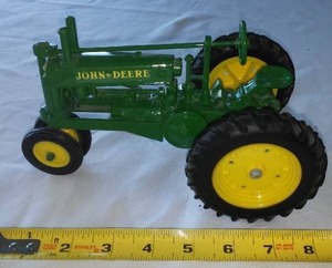 lot 6 image: JOHN DEERE Narrow Tractor.