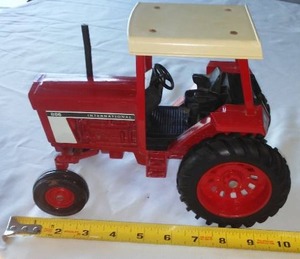 lot 11 image: International Harvester 886 Tractor ERTL