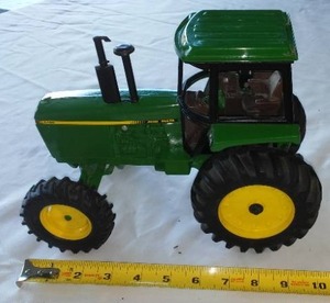 lot 14 image: JOHN DEERE 4455 Tractor ERTL No. 1609