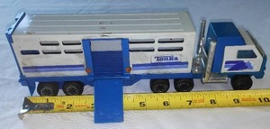 lot 45 image: Tonka Livestock Semi Tractor Trailer